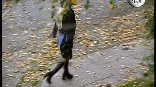 Blondes Teen fingert sich mit riesem Dildo
